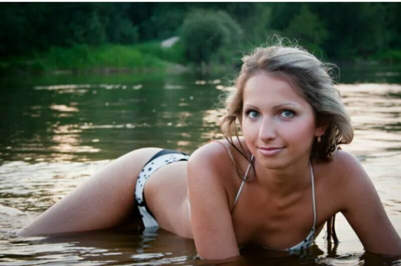 Студентка на речке в купальнике фото