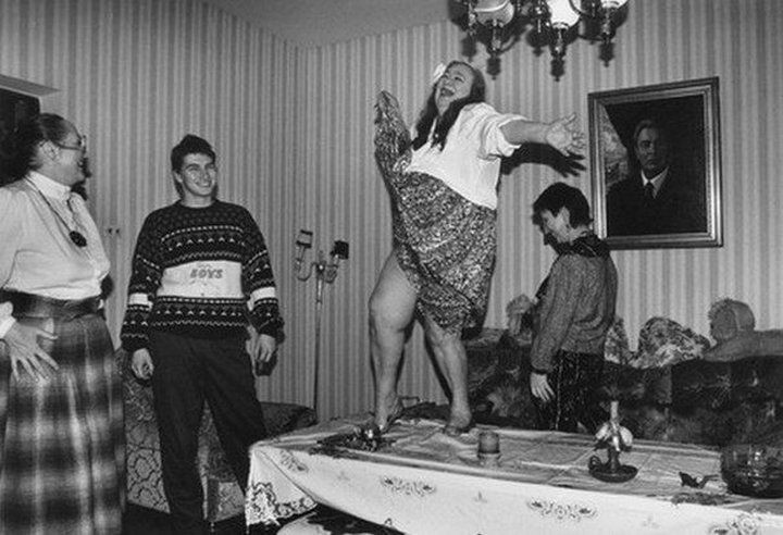 Галина Брежнева, дочь Генерального секретаря ЦК КПСС Леонида Ильича Брежнева танцует на столе