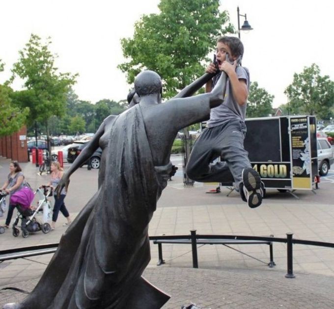 15 детей, которые точно знают, как фотографироваться с памятниками