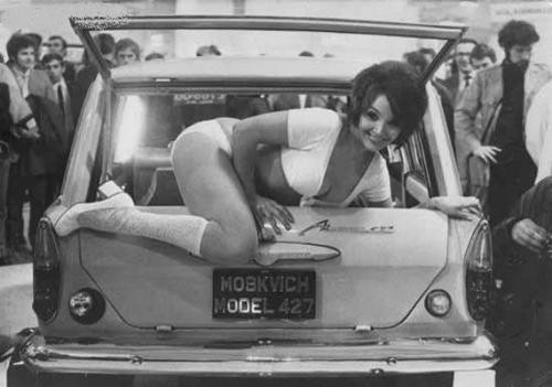 Старая реклама: ретро-авто с девушками
