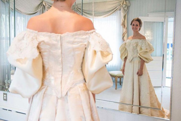 Невеста стала 11-ой женщиной в своей семье, надевшей 120-летнее свадебное платье