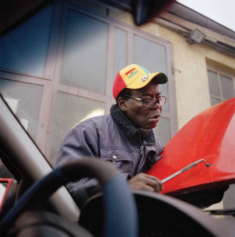 Африканский король, работающий автомехаником в Германии