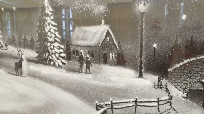 Художник рисует снегом на окнах детской больницы