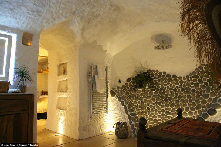 Мужчина построил дом своей мечты в пещере, которой 250 миллионов лет!