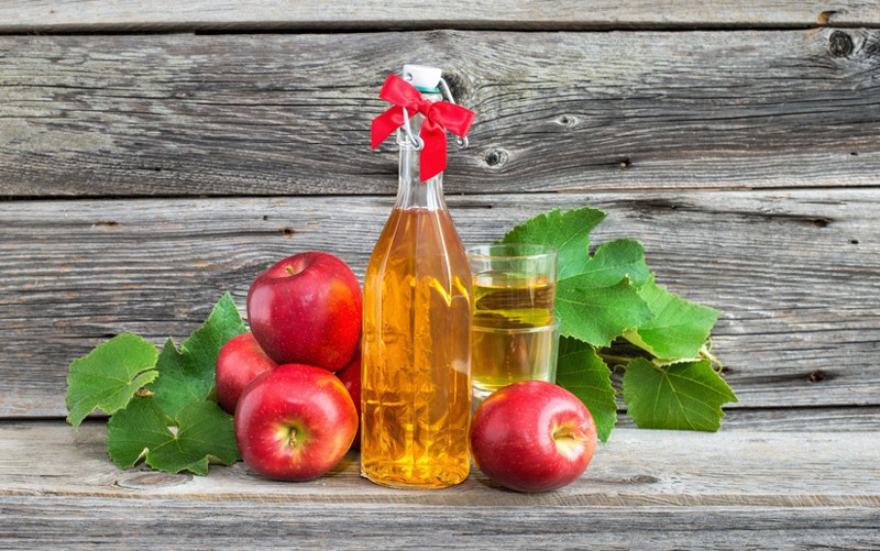 А знали ли вы, что яблочный уксус очень полезен и во многом может пригодиться!