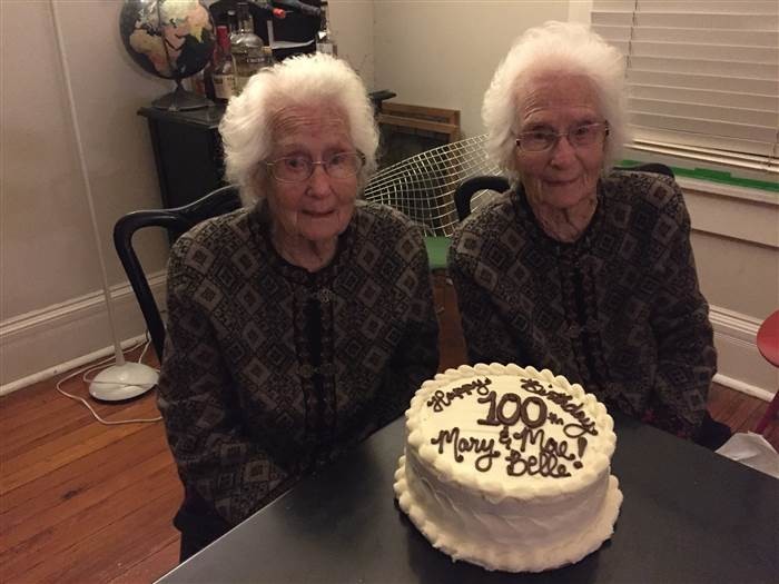 Потрясающие бабульки близняшки справившие вместе 100-летний день рождения!