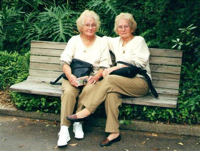 Потрясающие бабульки близняшки справившие вместе 100-летний день рождения!