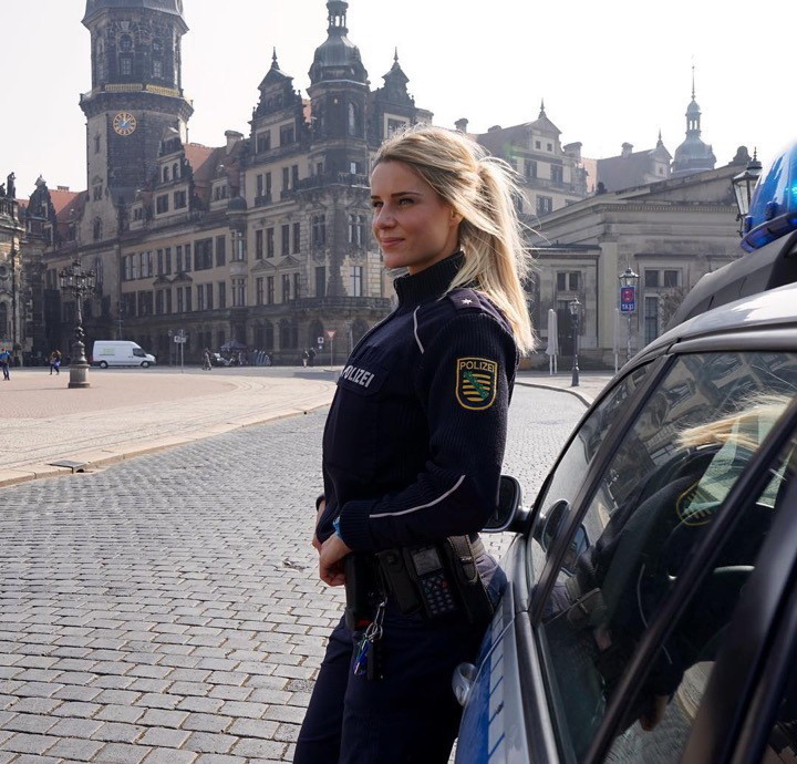 Полицейскую Адриенну из Германии поклонники просто завалили признаниями в любви!