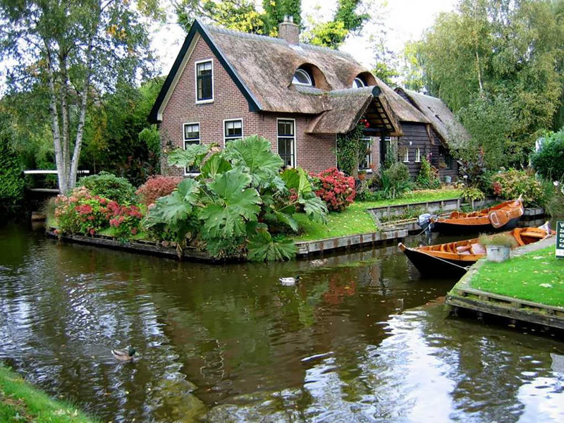 Голландская деревня, где вместо дорог каналы, словно сошла со страниц волшебной сказки