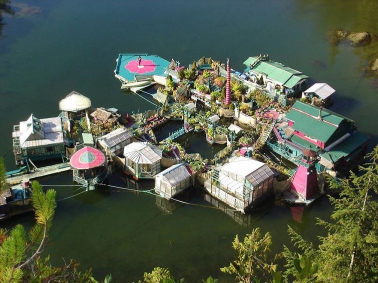 Потрясающий плавучий дом-остров, который создавался 20 лет замечательной парой Уэйном и Кэтрин!
