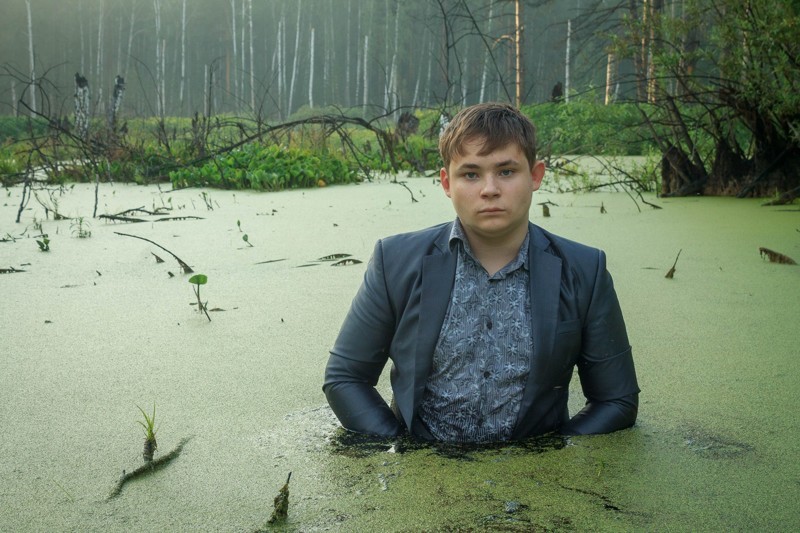 Фотосессия челябинского школьника за столом в болоте взорвала соцсети
