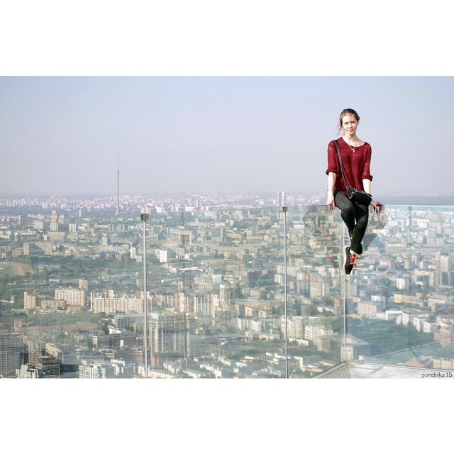 Бесстрашная и рисковая девушка Ангелина делает фото на безумной высоте в разных уголках мира!