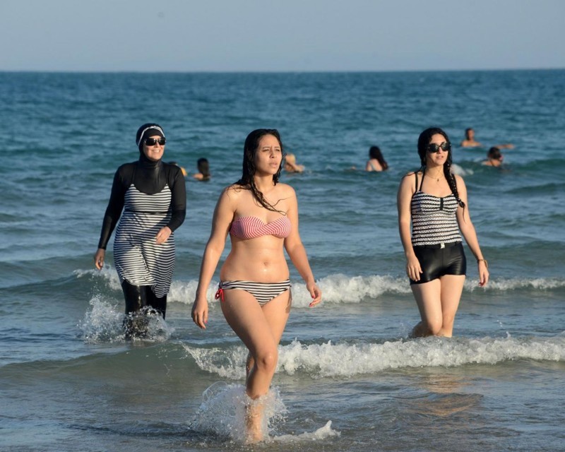 Полицейские заставят раздеваться мусульманок на пляжах