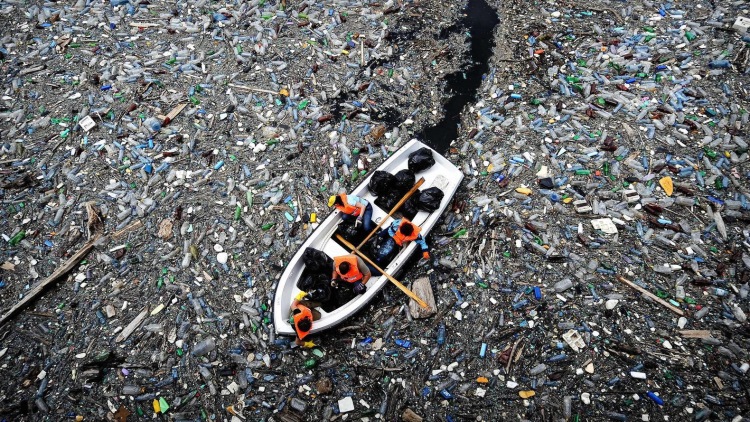 Пока экологи тщетно бились над проблемой очистки океана, этот парень сделал всё за них!