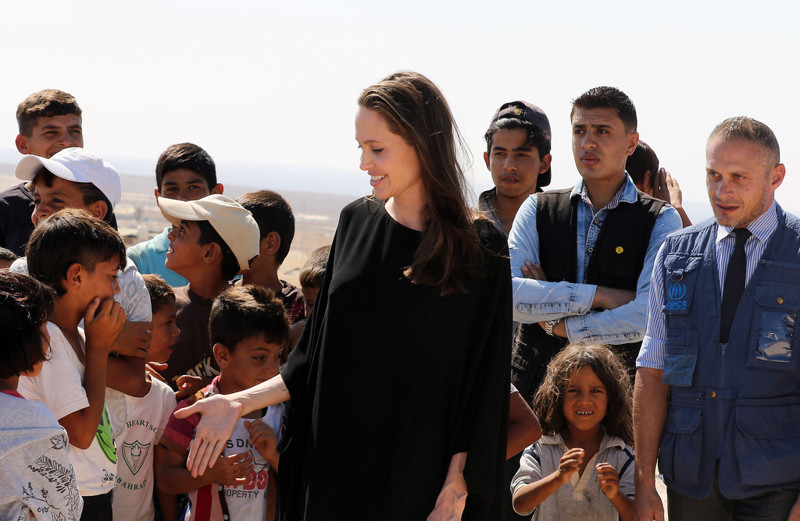 Анжелина Джоли навестила детей-беженцев без нижнего белья