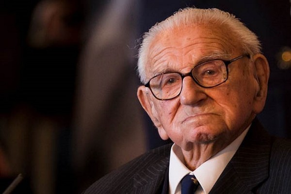 Во время Холокоста мужчина спас 669 детей. Он даже не представлял, что многие из них сидят в зале