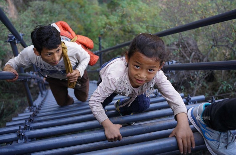 Власти построили металлическую лестницу для школьников, рисковавших жизнью, добираясь до школы