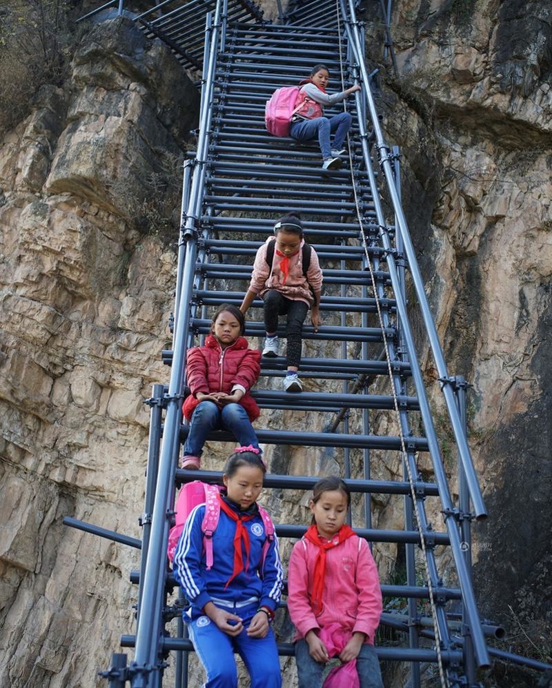 Власти построили металлическую лестницу для школьников, рисковавших жизнью, добираясь до школы