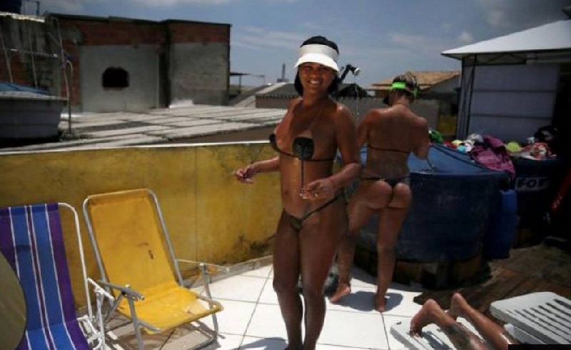 Ты будешь вне себя от удивления, когда узнаешь, зачем эти горячие бразильянки нацепили на себя изоленту...