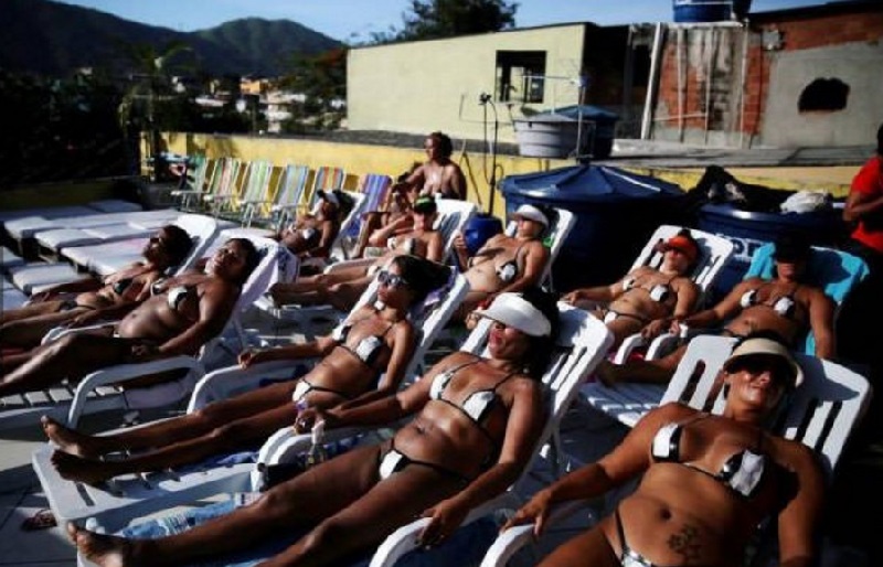 Ты будешь вне себя от удивления, когда узнаешь, зачем эти горячие бразильянки нацепили на себя изоленту...