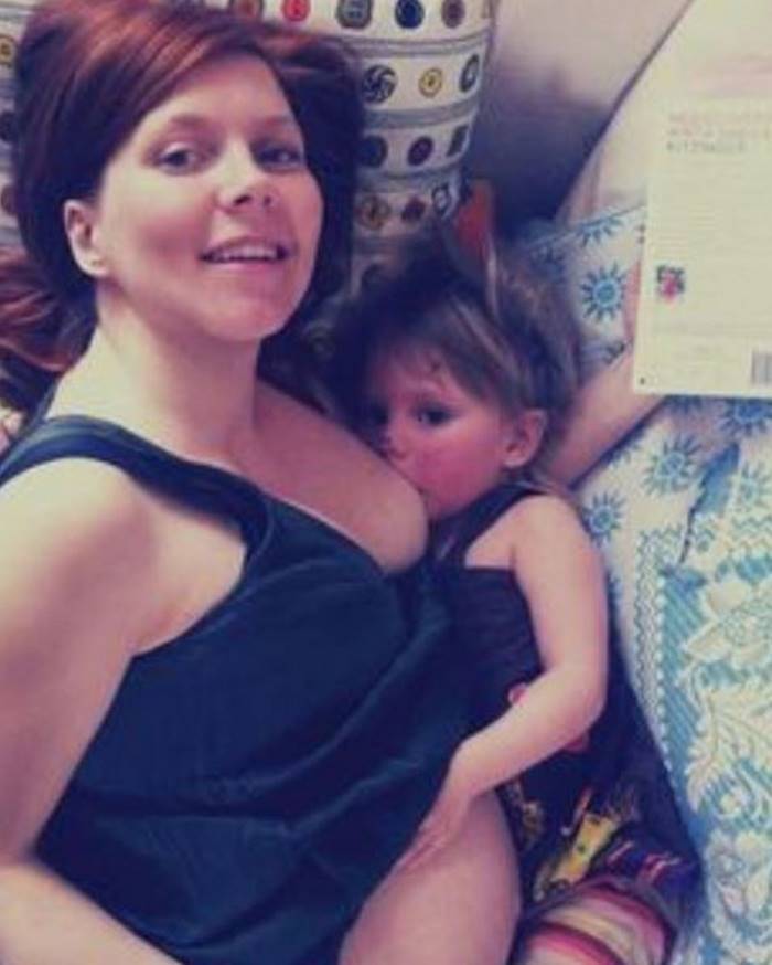 Эта мама кормит грудью 3-летнюю дочь и делит кровать с детьми и партнером