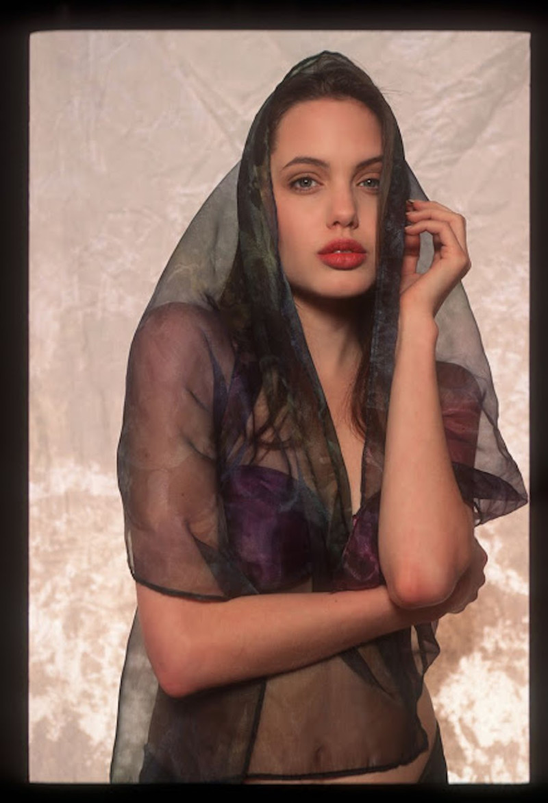 Неизвестные снимки юной Анджелины Джоли