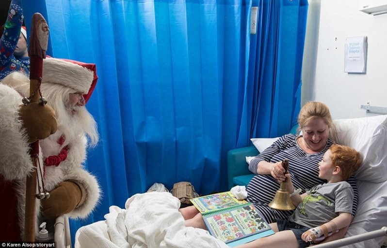 Самые трогательные рождественские фотографии: маленькие пациенты перенеслись из больничных палат в зимнюю сказку