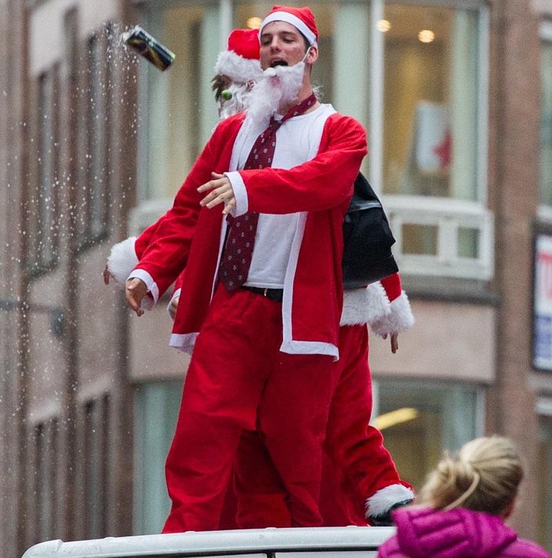 Ежегодный парад Санта-Клаусов в Лондоне: рваные чулки, пьянки и дебош
