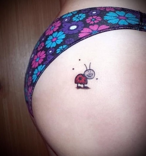 Стыдно, когда видно: неудачные татуировки на женских ягодицах