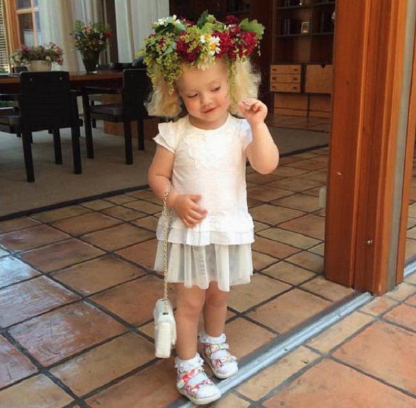 То, что СМИ заметили на фото 3-летней дочери Пугачевой, поистине удивляет...