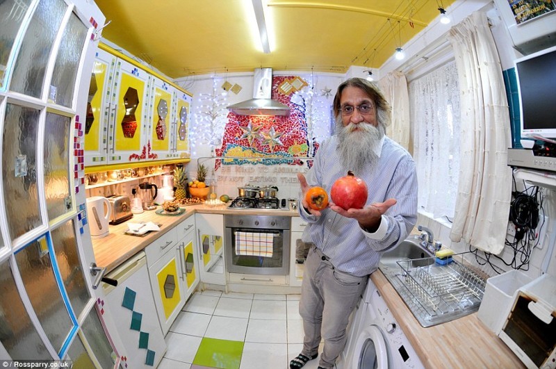 Учитель на пенсии оформил интерьер своей квартиры в стиле Гауди