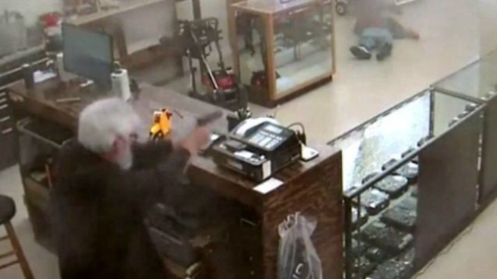 Пожилой владелец магазина дал отпор вооруженным грабителям