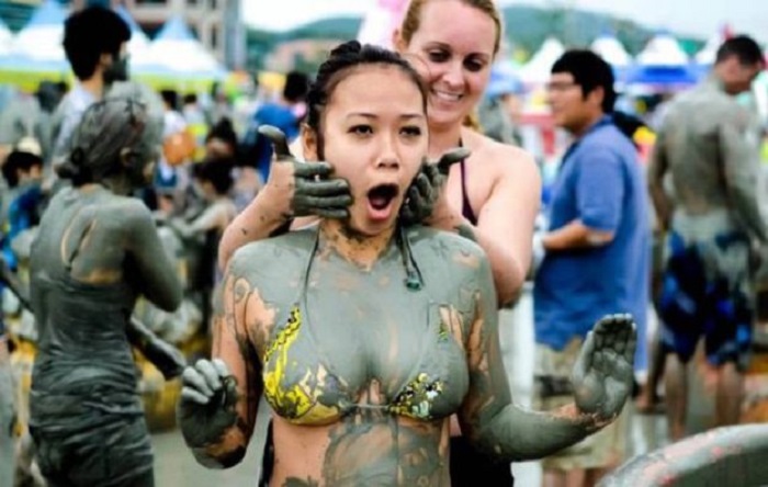 Полуголые девушки, дерущиеся в грязи - это не телешоу, а фестиваль в Корее