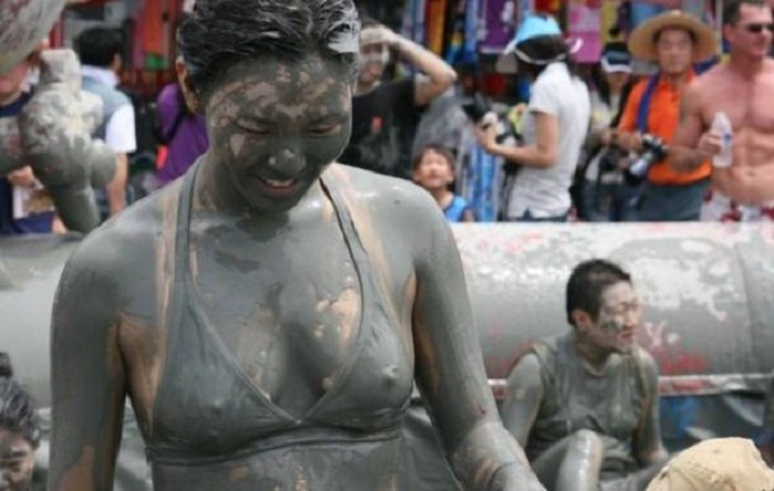 Полуголые девушки, дерущиеся в грязи - это не телешоу, а фестиваль в Корее