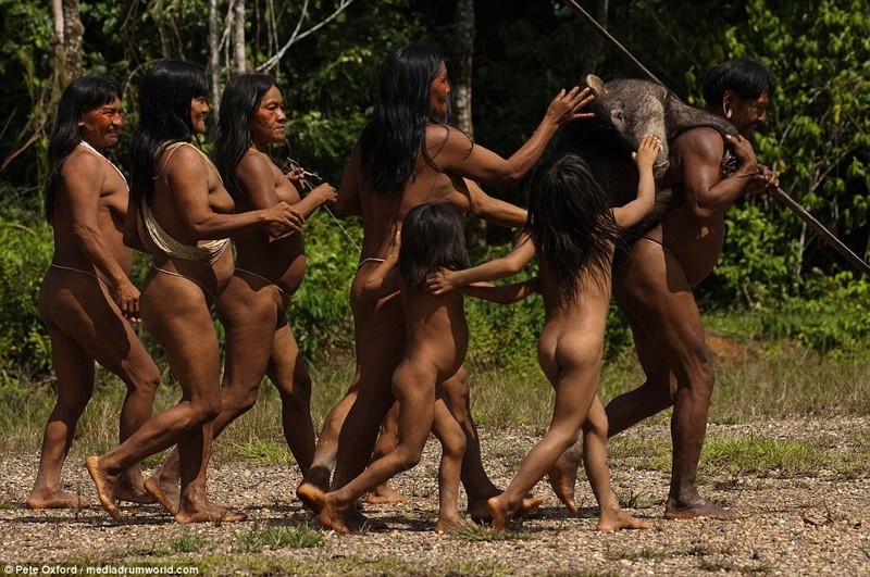 Это амазонское племя до сих пор живет в каменном веке!