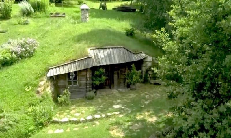 Этот холм в Словении скрывает в себе волшебный домик хоббита