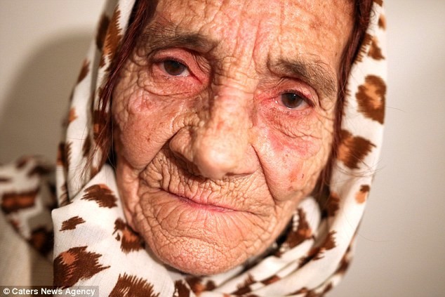 Бабушка зарабатывает на жизнь тем, что облизывает "пациентам" глаза
