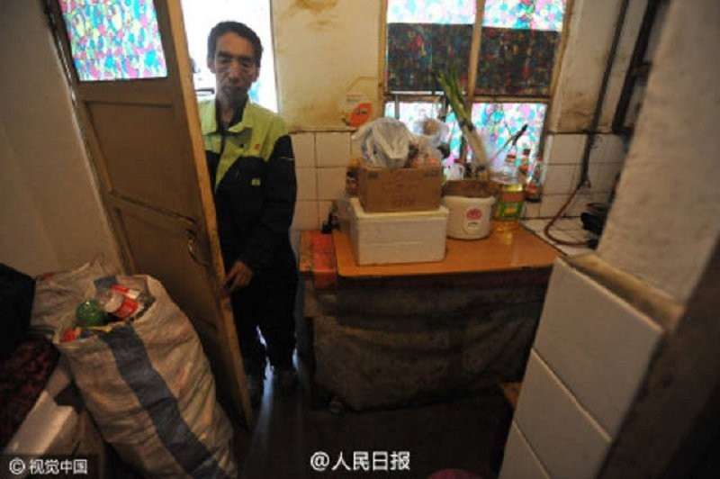 Китайский дворник за 30 лет оплатил образование 37 обездоленных детей
