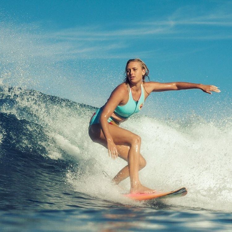 Пышногрудая серфингистка покоряет сети настоящим цунами в Instagram