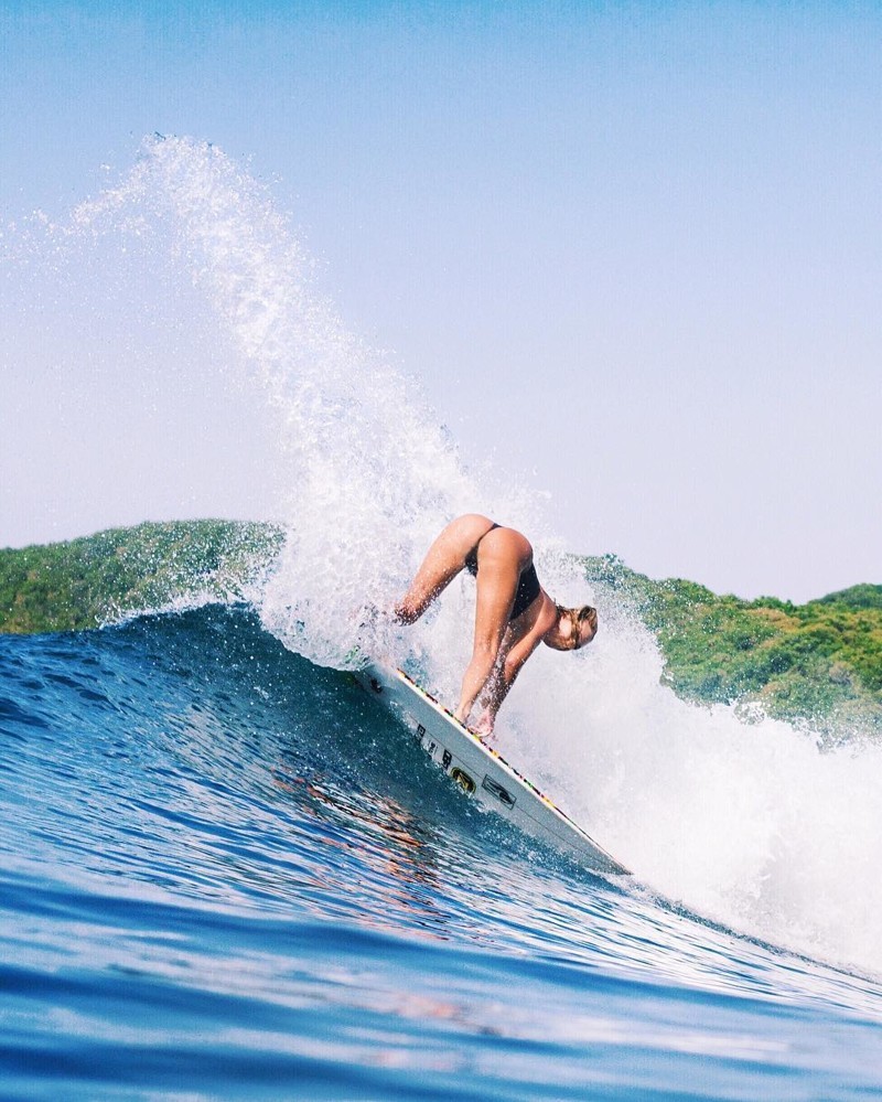Пышногрудая серфингистка покоряет сети настоящим цунами в Instagram