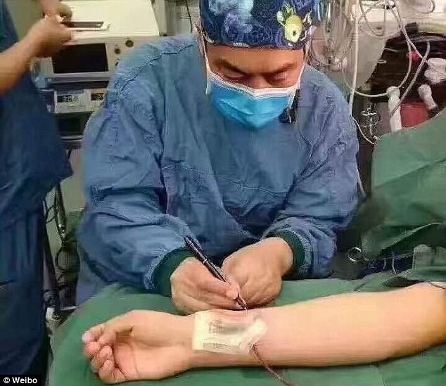 Китайские медики вырастили новое ухо для пострадавшего в аварии на его собственной руке