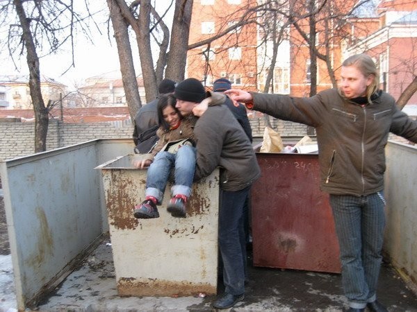 Если часто проверять помойку возле дома, то можно и не работать