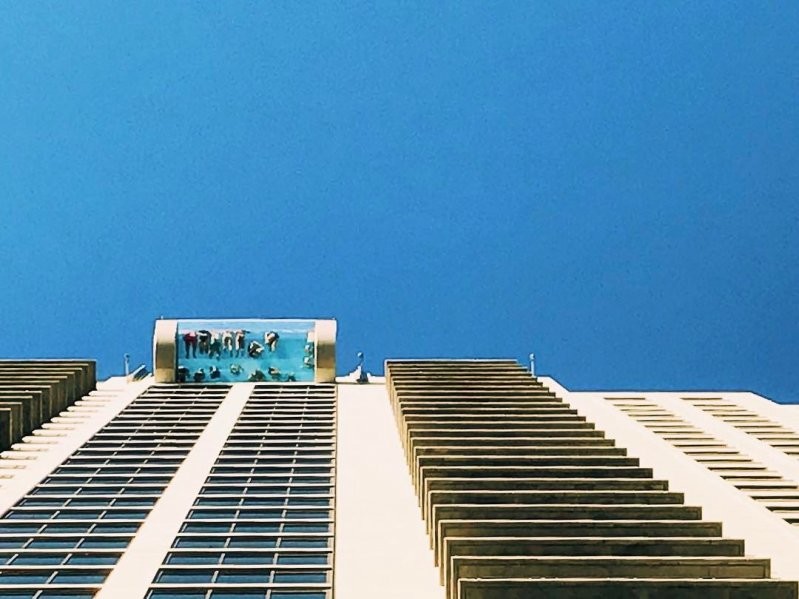 Бассейн с прозрачным дном на небоскребе в Хьюстоне