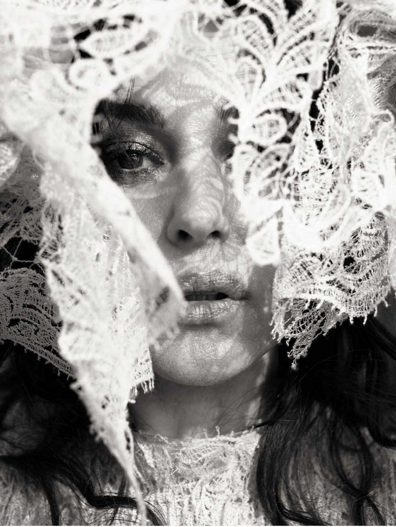 Нестареющая красота: Моника Беллуччи обнажилась для съемки Vanity Fair