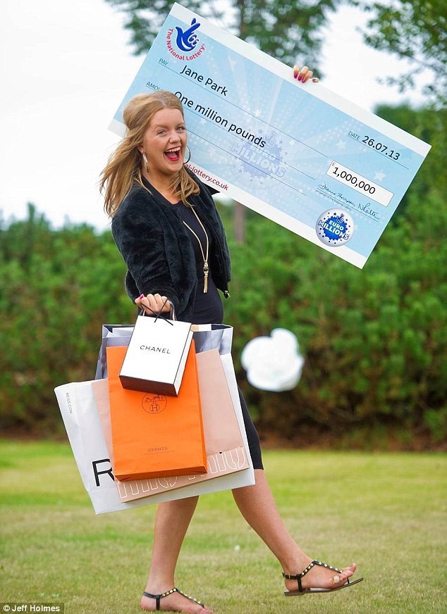 Юная победительница британской лотереи утверждает, что выигрыш сломал ей жизнь