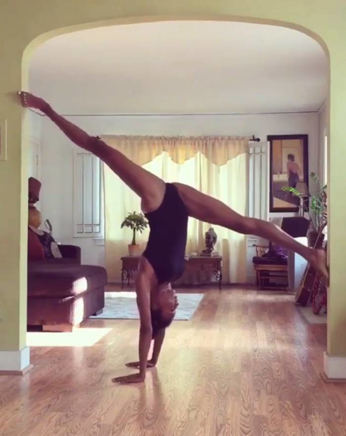47-летняя Наоми Кэмпбелл продемонстрировала ошеломляющую йогу