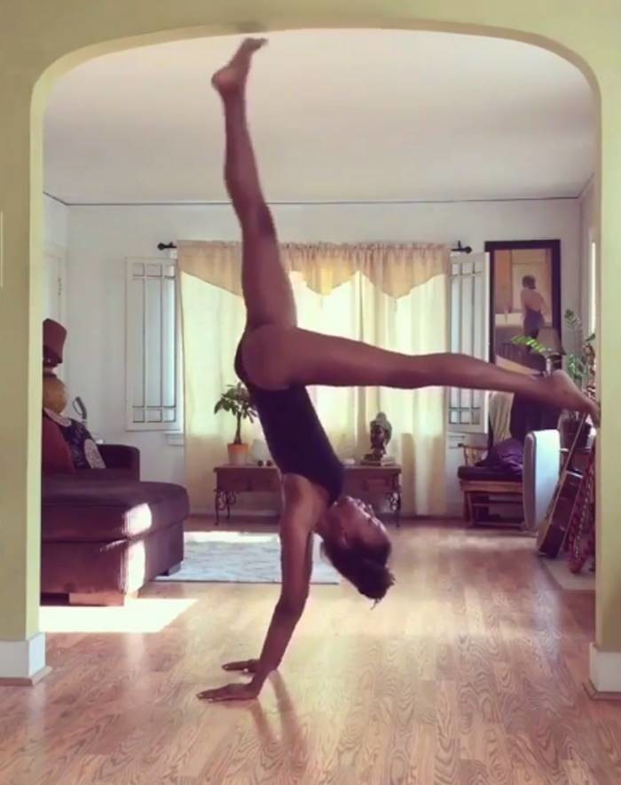 47-летняя Наоми Кэмпбелл продемонстрировала ошеломляющую йогу