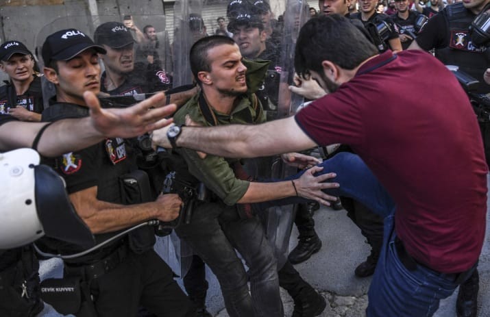Полиция Стамбула разогнала гей-парад