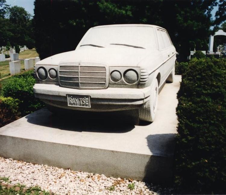 Надгробия братков из 90-х вместе с любимыми автомобилями