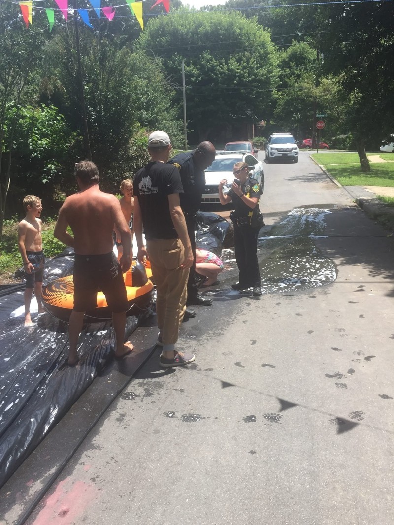 Полицейские выехали по жалобе на уличную водную горку, но не устояли и прокатились сами